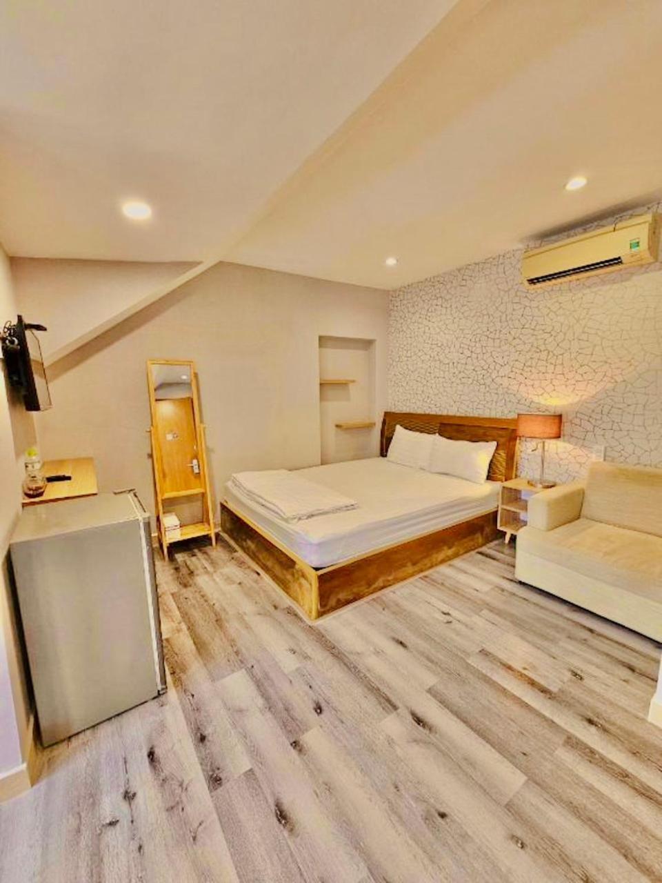 Hotel Simmi 5 & Ho Chi Minh City